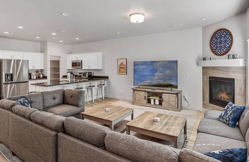 Bellemont House | Hosts up to 8! Family and Pet Friendly! Close to Grand Canyon, Bearizona, Flagstaff, Williams