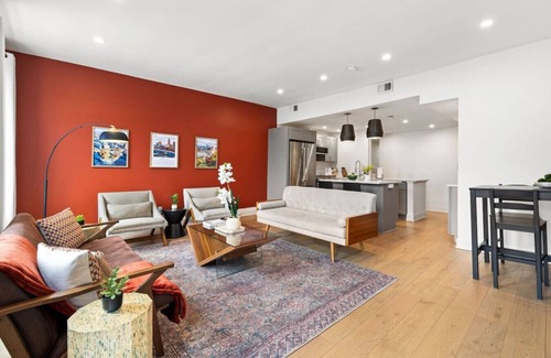 Pittsburgh Apartment | ★HostWise Stays★ Exposed Beams, Modern Vintage War Streets Charmer!
