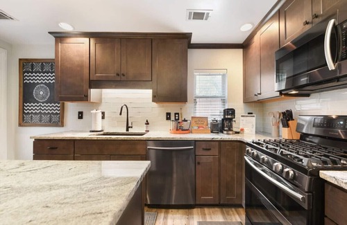 East Allegheny House | ★ HostWise Stays ★ Retro-vibes home, just minutes from stadiums!