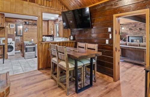 Cle Elum Cabin | Hot Tub and Private Cabins, Free Kayaks and EV Charger