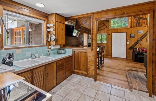Cle Elum Cabin | Hot Tub and Private Cabins, Free Kayaks and EV Charger