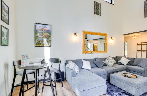 Deer Park House | Hot Tub and SHARC Passes Renovated Sunriver Retreat