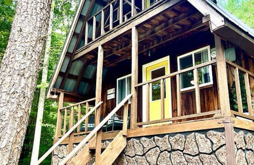 Wellington Cabin | HOT TUB - cabin/cave run near RRG