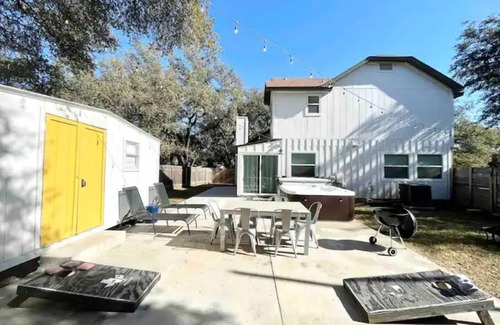 Milwood House | *hot tub Chic Domain 4 BR + foosball |2 homes