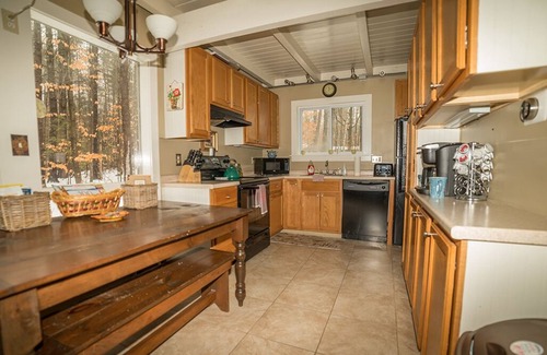Intervale House | Hot Tub-close to Storyland and village, Tax free outlets minutes away!
