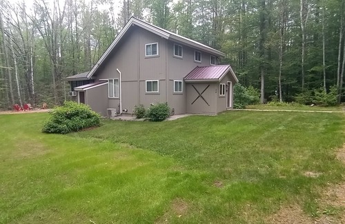 Intervale House | Hot Tub-close to Storyland and village, Tax free outlets minutes away!