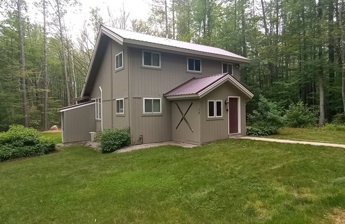 Intervale House | Hot Tub-close to Storyland and village, Tax free outlets minutes away!