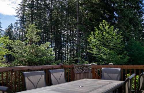 Mendenhall Valley House | Hot tub, deck, fireplace, & more!