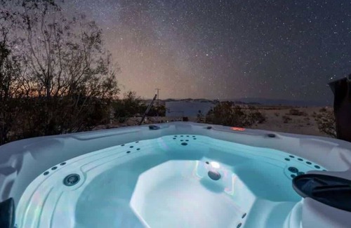 Wonder Valley House | Hot Tub | Fire Pit | Relaxing Day Bed |Dogs Ok
