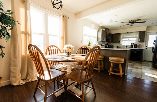 Somerset Cottage | HOT TUB, FIRE PIT, FENCED YARD, FIREPLACE, COUNTRY TRANQUILITY 100 meg internet