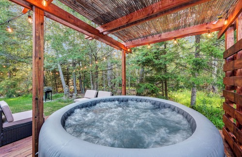 Tobyhanna Ski Chalet | Hot tub Fire pit Outdoor grill Resort access