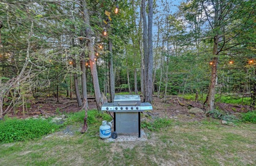 Tobyhanna Ski Chalet | Hot tub Fire pit Outdoor grill Resort access