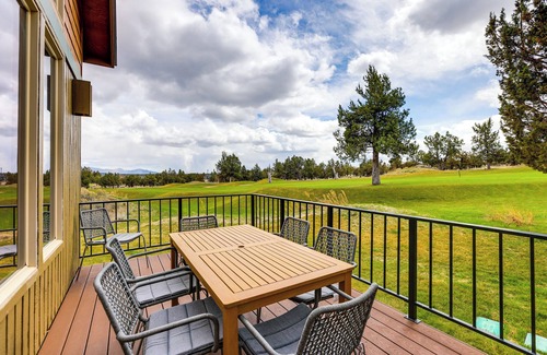 Redmond Cabin | Hot Tub + Golf View: Eagle Crest Resort Escape!