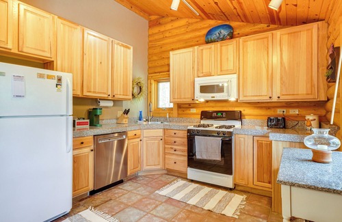 Valley of the Sun Cabin | Hot Tub Hideaway w/Views & Deck in Fairplay!