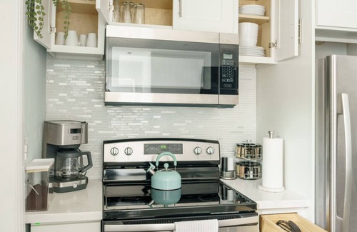 East Little Havana House | Hot Tub & King Bed - 8min From Airport, Beach & DT