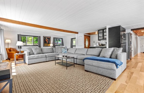 Milton House | Hot Tub, Lakeside, Private Beach, 2 Living Rooms, Sleeps up to 12