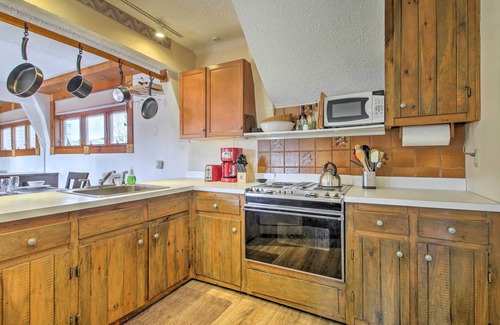 Birch Hill Condo | Hot Tub & Moan Mtn Views: North Conway Townhouse