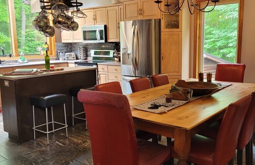 Severn House | HOT TUB-Natural paradise, timber frame, sauna, close to Casino and ski hill.