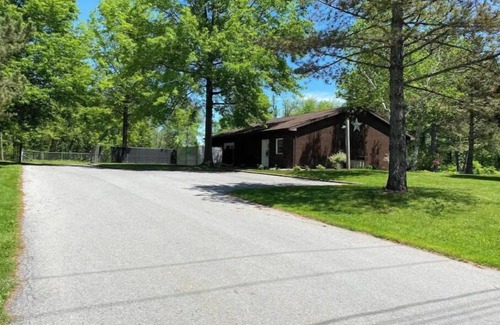Halfmoon Apartment | HOT TUB & New Stylish Saratoga County Efficiency