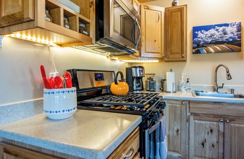 Cornville Cottage | Hot Tub, Pool, King Bed, Views, Easy Access to Sedona! @ Stargazer Cottage!