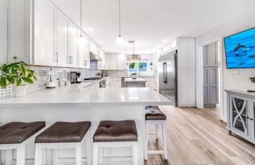 Santa Barbara Estates House | HOT TUB+POOL TABLE! WALKING DISTANCE TO BEACH!