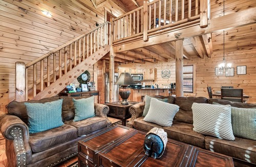 White Oak Lodge House | Hot Tub - Pool Table- Arcade Machine - Easy flat roads -King Beds
