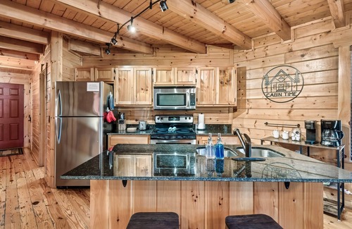 White Oak Lodge House | Hot Tub - Pool Table- Arcade Machine - Easy flat roads -King Beds