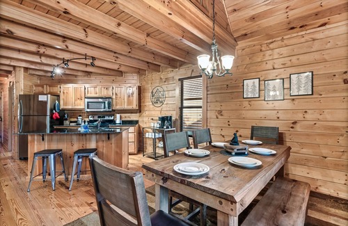 White Oak Lodge House | Hot Tub - Pool Table- Arcade Machine - Easy flat roads -King Beds
