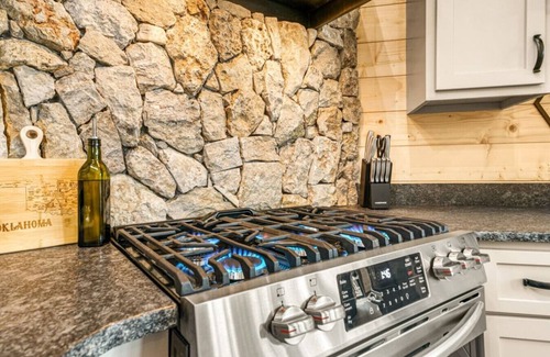 Broken Bow Cabin | Hot tub | Sauna | Fire pit | Pets | Sleeps 16 | Huge Deck