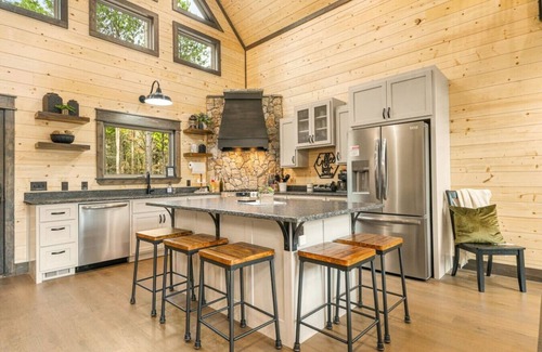 Broken Bow Cabin | Hot tub | Sauna | Fire pit | Pets | Sleeps 16 | Huge Deck