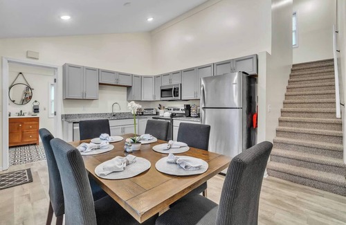Water Hill House | Hot Tub | Sauna | Walk Downtown | Theater | Arcade | Park Side City View
