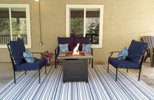 Shelton Apartment | Hot tub, Shuffleboard, 2 Bedroom, Breakfast fixings, Minutes to The Ridge & Golf