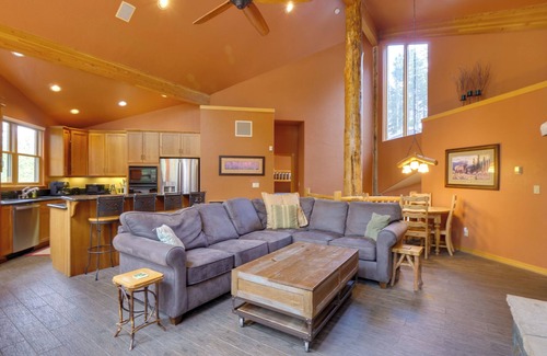 Warrior's Mark West House | Hot Tub & Ski Shuttle: Rustic Breckenridge Retreat