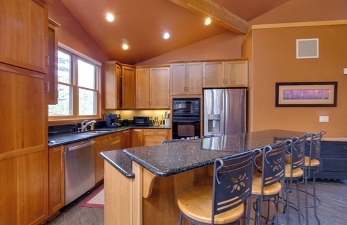Warrior's Mark West House | Hot Tub & Ski Shuttle: Rustic Breckenridge Retreat