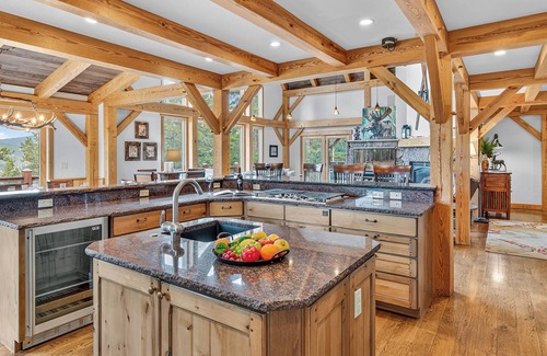 The Highlands House | Hot Tub + Ski Shuttle + Pet Friendly - Moose Tracks Lodge