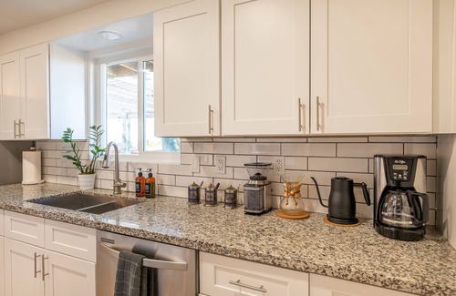 Twentynine Palms House | ★Hot tub under the stars★ 3 King Beds, Cowboy Pool, Desert Views, Fire Pit, EV