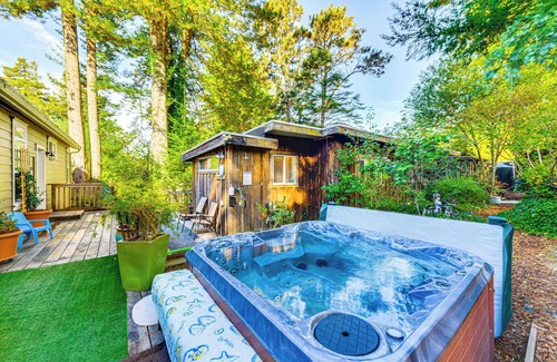 Fort Bragg Cabin | Hot Tub & Views: 'Secret Garden' Fort Bragg Cabin