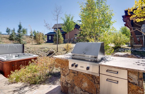 Fairmount On The River House | Hot Tub + Views + Ski Shuttle - Blue Skies at the Shores