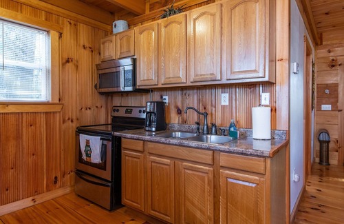 Campton Apartment | Hot Tub & WiFi - Small Family Cabin - Sunrise