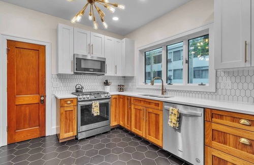 Burns Park House | Hot Tubs | Game Room | Saunas | Theater | Walk Stadium/Downtown/Park | Decks