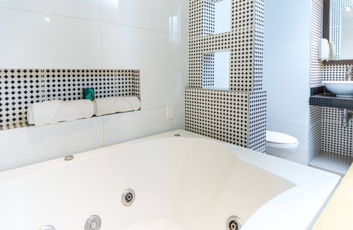 Metropolitana Hotel | Hotel 56 Avenue Plaza