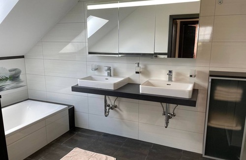 Sankt Jakob im Walde House | Hotel apartment, shower and bathtub, pool side - Das Leitner