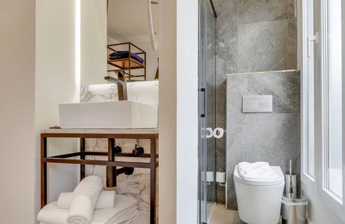 Quartier Saint-Ambroise Hotel | Hotel Beauséjour