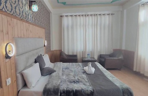 New Manali Hotel | Hotel Day Night
