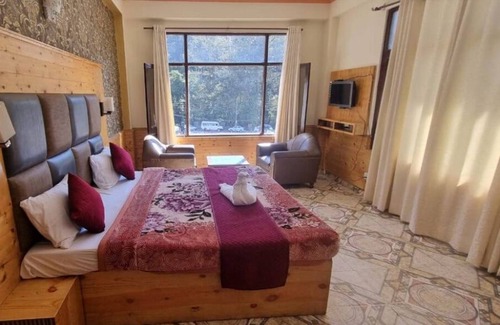 New Manali Hotel | Hotel Day Night