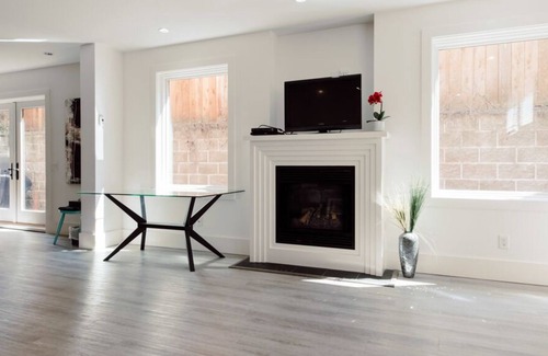 Inner Harbour Condo | Hotel District, close to Marina & Wharf