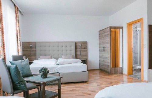 Illmitz House | Hotel Garni Dreibettzimmer Du/wc - Hotel Johannes-zeche Tauber