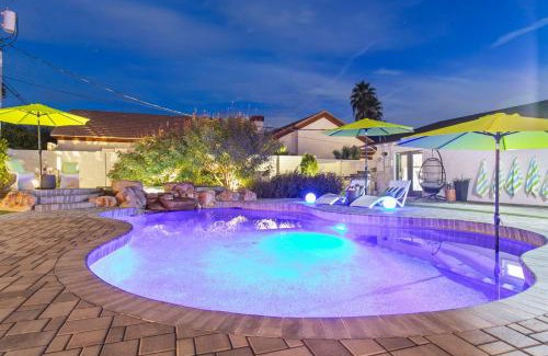Camelback Shadows House | Hotel Homes - The Camelback Manor