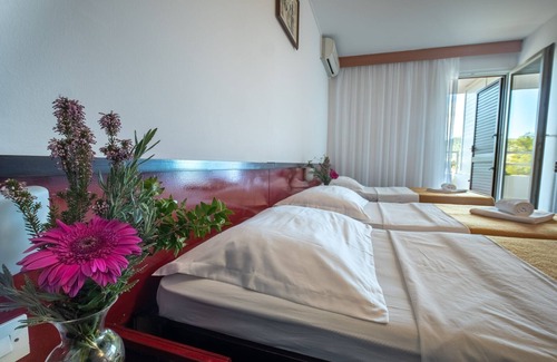 Cove Rogacic House | Hotel Issa - Triple Room Sea View 6