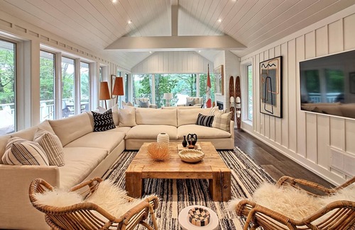 Seguin House | Hotel Luxury 6 brdm, 3 bath cottage on Little Lake Joe! Pristine inside and out!
